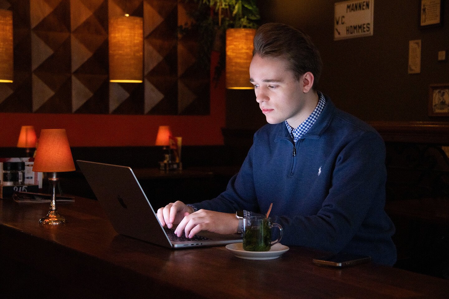 Symon-cafe-werkend-macbook-donker